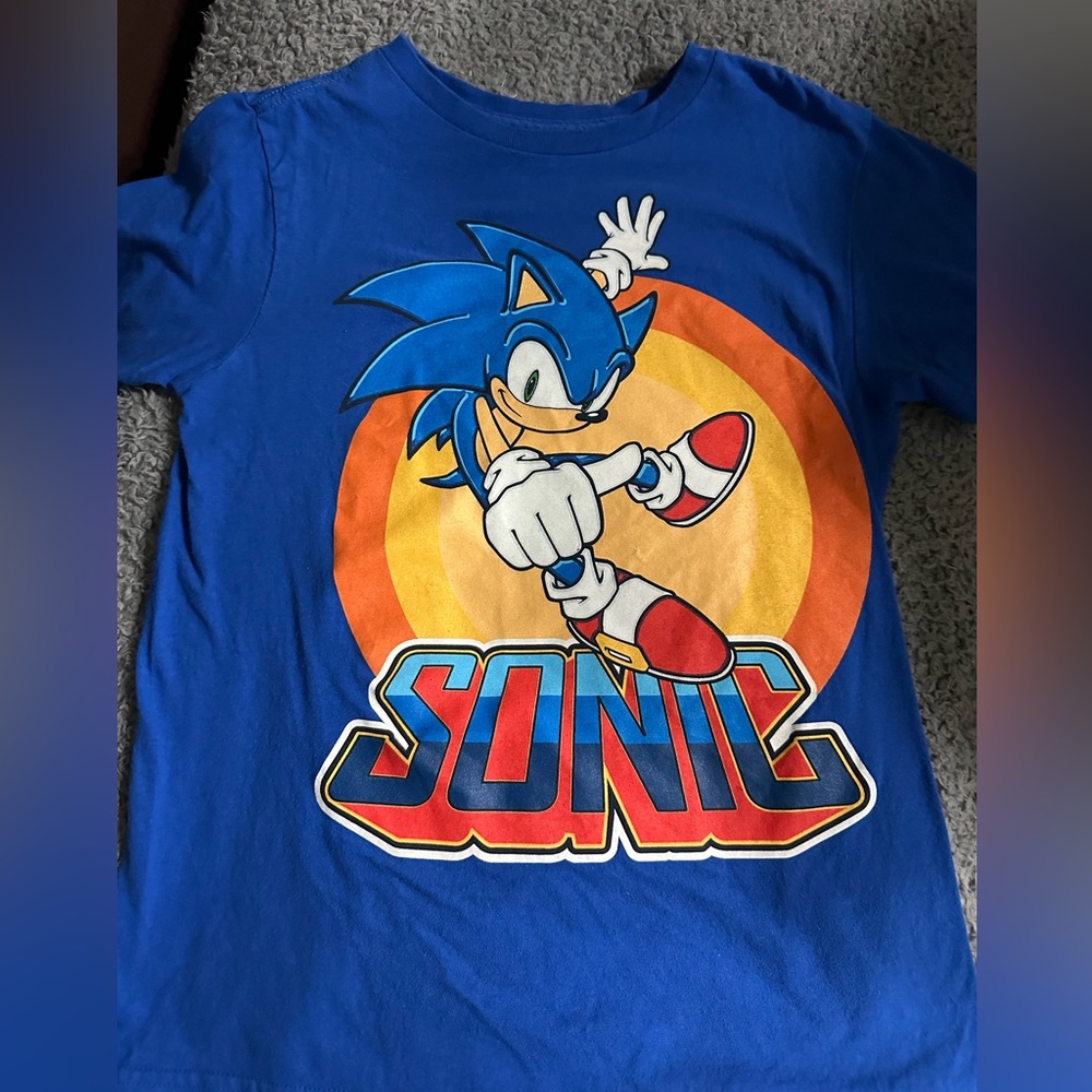 Sonic kid tshirt size M. Like new!